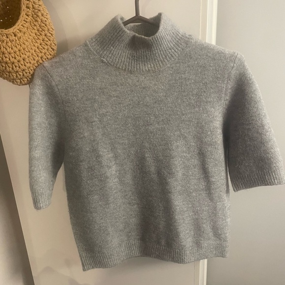 Zara • Women’s Short Sleeve Fuzzy Sweater • - Picture 1 of 2